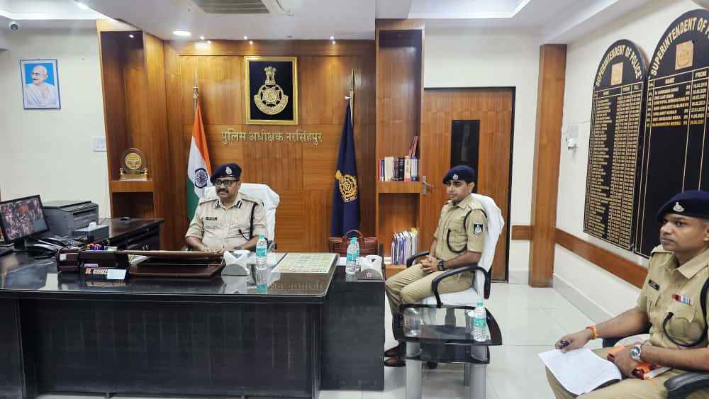 SP_Narsinghpur's tweet image. पुलिस उप महानिरीक्षक ने किया जिले का दौरा
•कानून व्यवस्था एवं अपराधों की समीक्षा कर दिए आवश्यक दिशा निर्देश।
•त्योहारों पर विशेष सतर्कता बरतने और सुरक्षा के पुख़्ता इंतज़ाम सुनिश्चित करने के दिए निर्देश।
#narsinghpurupdate
#narsinghpurpolice