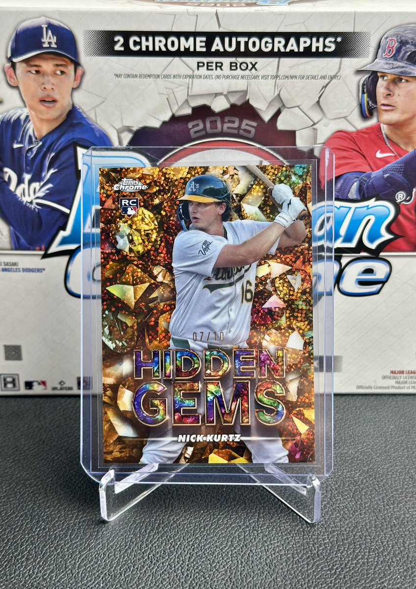 d4n_media's tweet photo. Bowman Chrome did not disappoint! @CardPurchaser @Topps 

Pulled on whatnot @dmvbreaks https://t.co/Cw2fs4JLU4