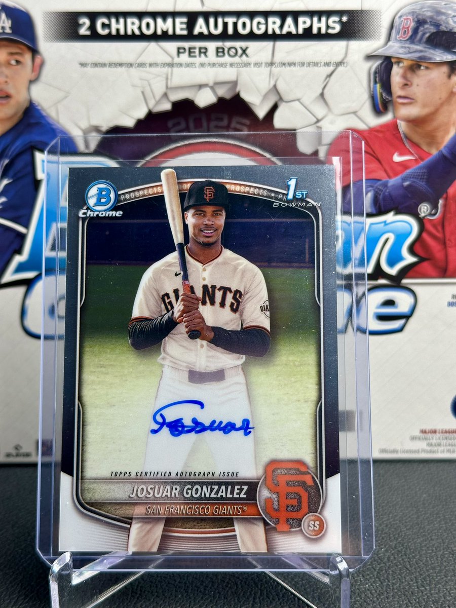 d4n_media's tweet photo. Bowman Chrome did not disappoint! @CardPurchaser @Topps 

Pulled on whatnot @dmvbreaks https://t.co/Cw2fs4JLU4