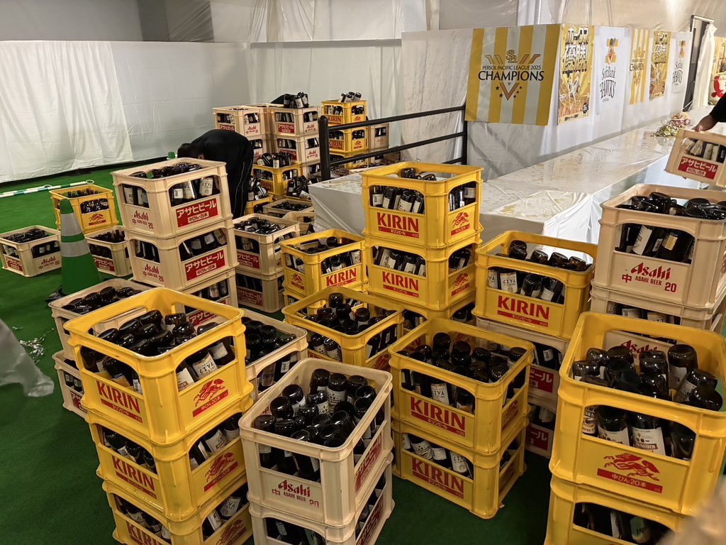 kbc_hawks's tweet image. 空き瓶の数がハンパない！！！

ビール3000本
日本酒4樽
コカ・コーラ240本
を空けました😳😳😳

KBCのリーグ優勝特番をお楽しみいただきありがとうございました🎊

#sbhawks #KBCホークス
#全員がPS #連覇