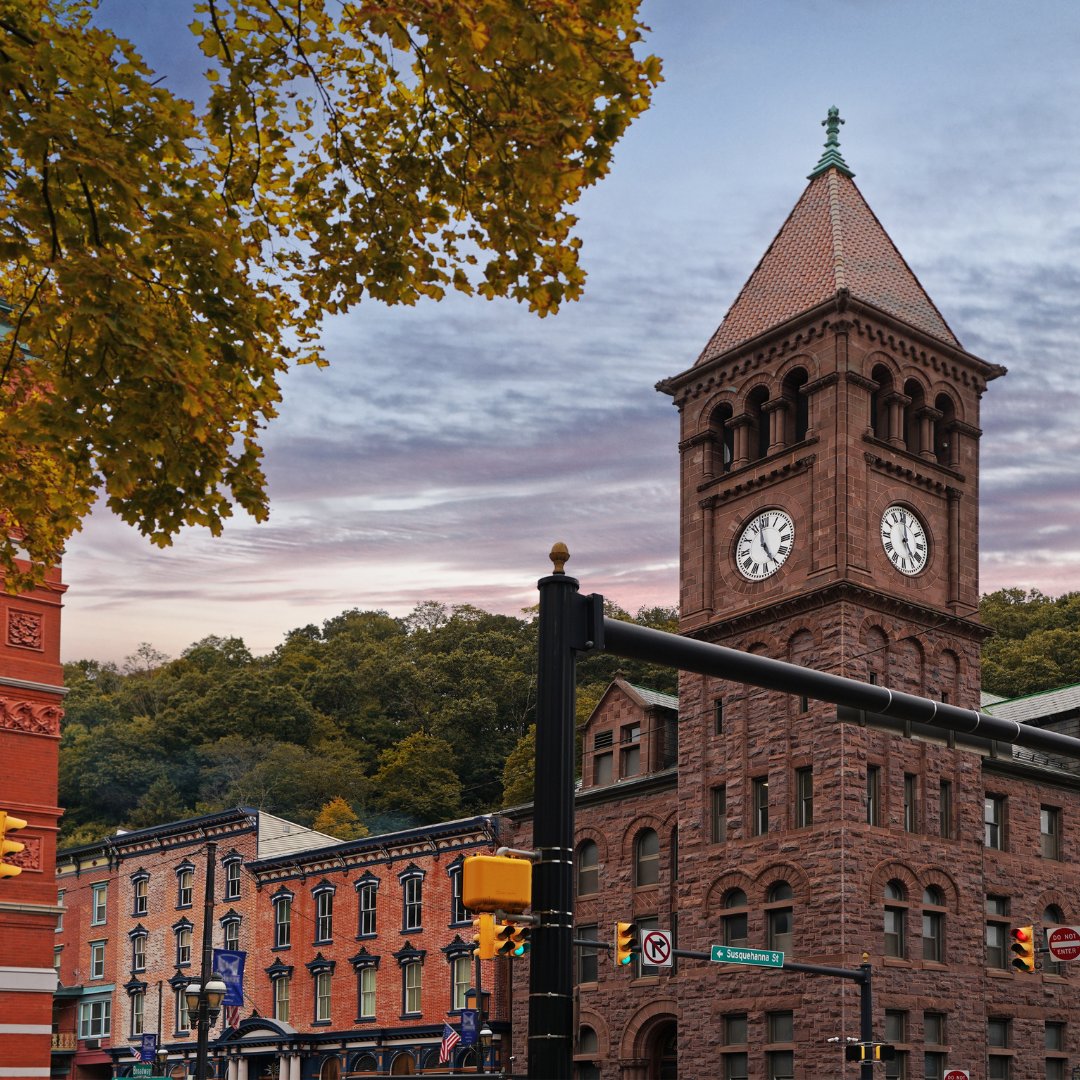 places_travl's tweet image. Is Jim Thorpe, PA the ultimate fall destination?! 🍁 🚂✨

It is if your ideal is vintage train rides, butterbeer lattes, and swoon-worthy views. ⁠Find out why 👉 bit.ly/48BIOL2 

#fallgetaway #travelguide #fallinpennsylvania #goplacestravel #placestravel