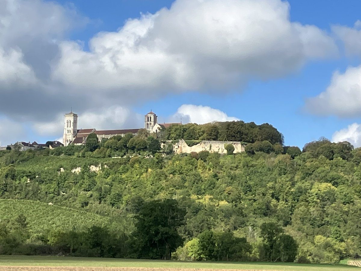 Na een ochtend in Vézelay - wat een bijzondere sfeer in en rondom de indrukwekkende basiliek - liepen we naar Bazoches. Onze 36ste etappe naar  #Santiago slingerde langs de Cure, over oude Romeinse wegen, met steeds weer uitzicht op Vézelay.