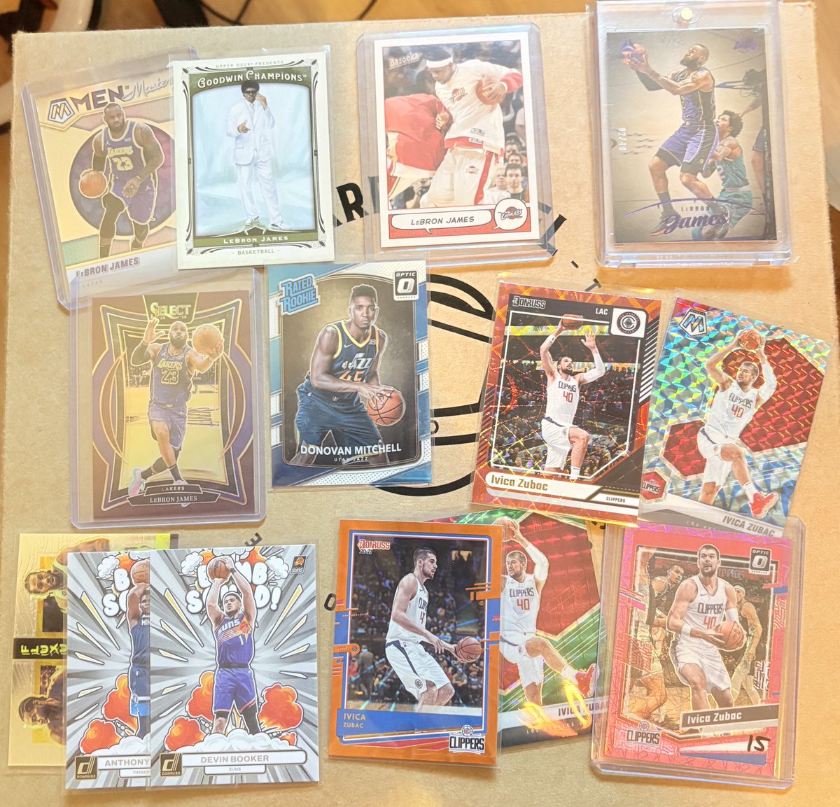 VincePRESTON16's tweet image. Encore une année de dingue au @LilleCardShow.
Entre achat, échanges, cadeaux, ouvertures etc… une journée pleine de rebondissements, mais aussi de gros craquages 🙄😅
#Cardsaddict
