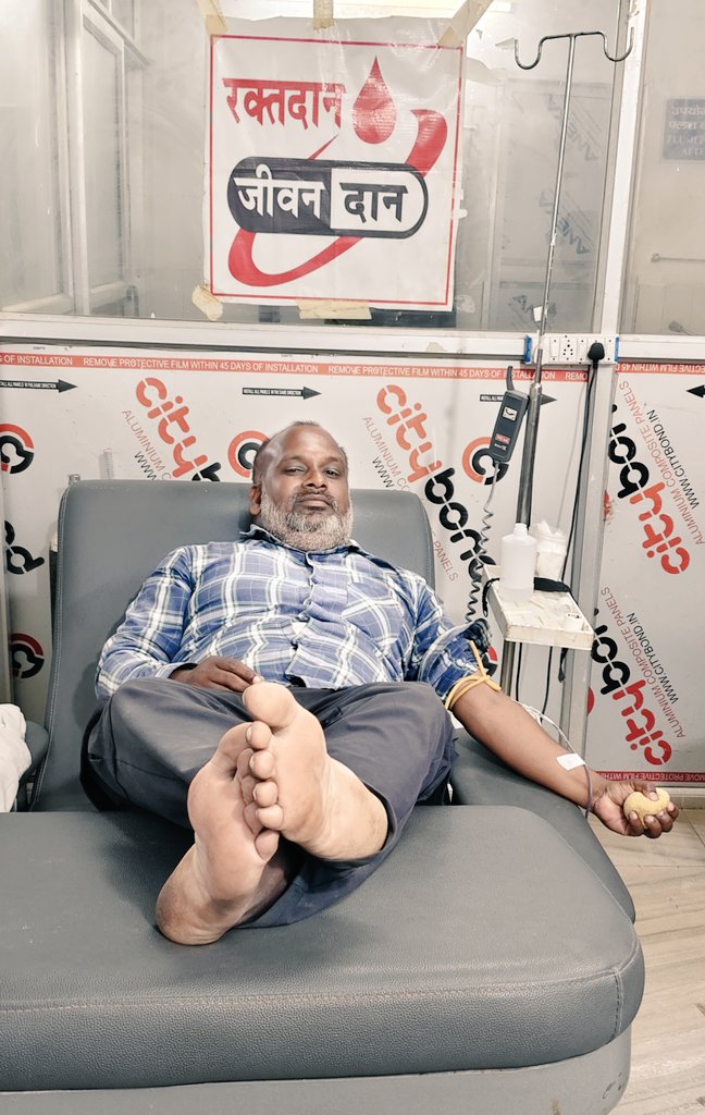 SevaKoderma's tweet image. #Blood #Donors bring #Sunshine. #Rakhtveer member #Asuthosh gupta ji donated B-  blood in #P.G Hospital Koderma  for a critical #anemic patient #Maina Ganguly.Hat's off to You.🩸
@hydblooddonors
@BloodDonorsIn
@dckoderma 
@AjitPawarSpeaks
@DrRadhaJi