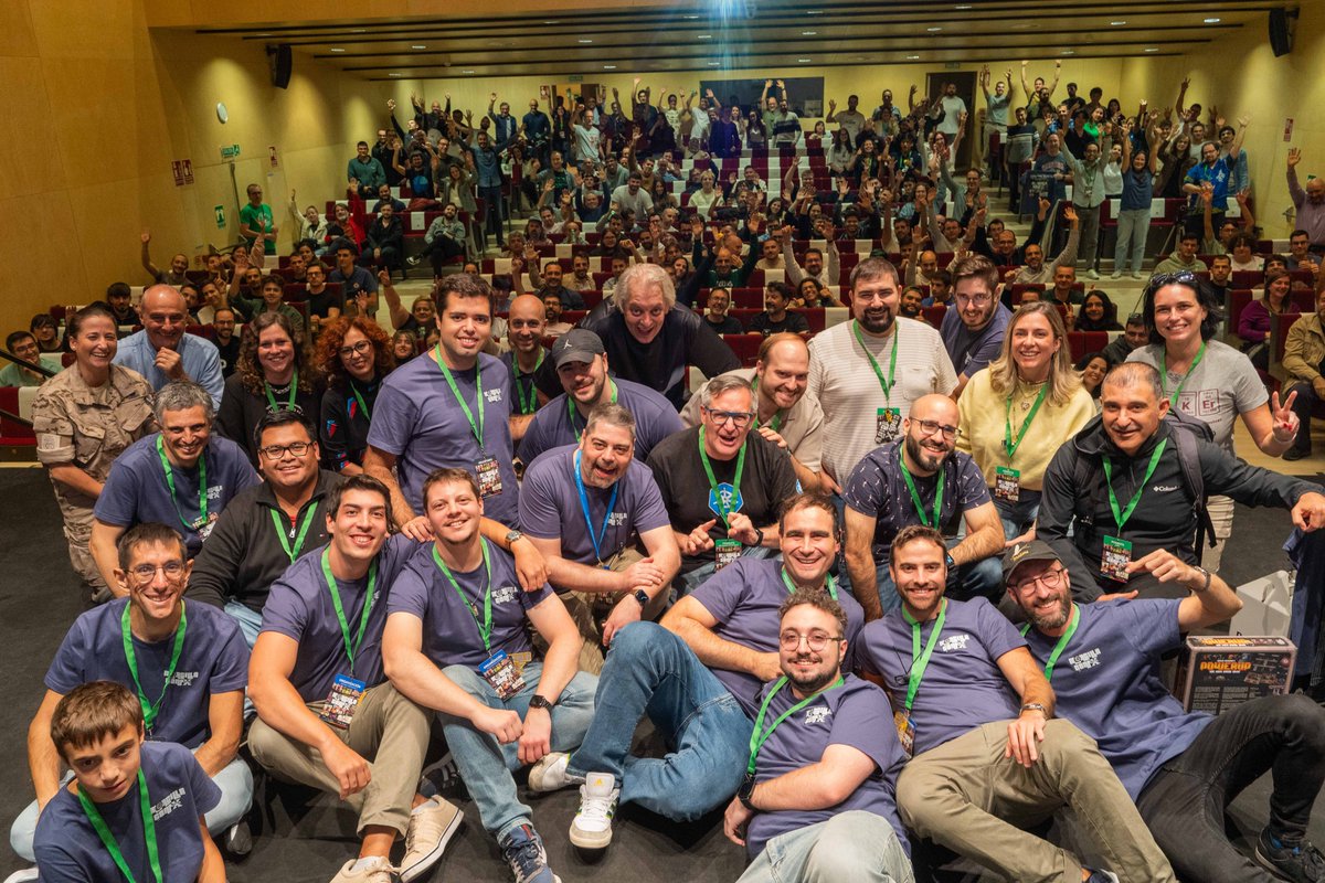 MorcillaConf's tweet image. 🎉 Estas dos imágenes resumen a la perfección lo que han sido estos 10 años de MorcillaConf.
Un evento hecho por y para todos: ponentes, patrocinadores, organizadores, voluntarios y, sobre todo, vosotros, la comunidad 🤗
¡Gracias por acompañarnos en este viaje! 🖤🤍