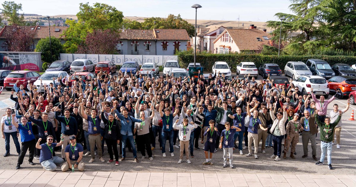 MorcillaConf's tweet image. 🎉 Estas dos imágenes resumen a la perfección lo que han sido estos 10 años de MorcillaConf.
Un evento hecho por y para todos: ponentes, patrocinadores, organizadores, voluntarios y, sobre todo, vosotros, la comunidad 🤗
¡Gracias por acompañarnos en este viaje! 🖤🤍