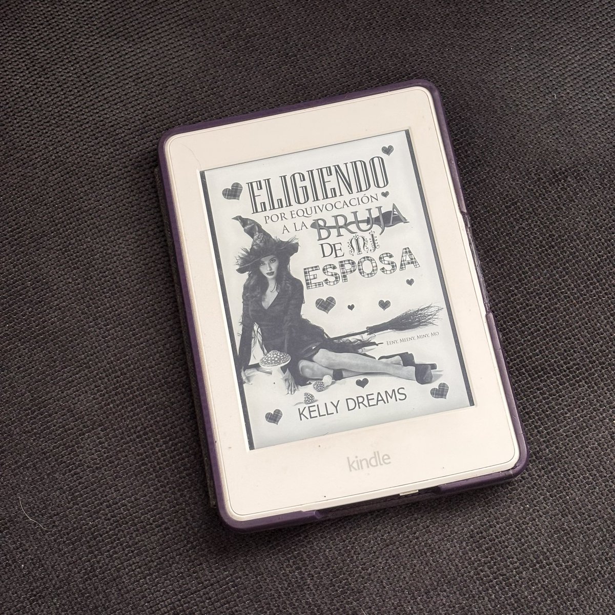 Comienzo nueva lectura. Parece divertida, espero haber acertado con la elección. 

#estoyleyendo #Mislecturas2025 #KellyDreams