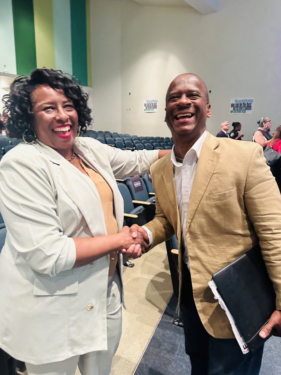 QuinteraParris's tweet image. It was good energy and great vibes at the CRO PTA Kick-off meeting for Principals and Presidents. Our amazing Reg. Sup. @MsSwainCRO set the tone about the power of parent engagement. Grateful for our @charlesdrewk8 PTSA President, Mr. Pigatt. #yourbestchoiceMDCPS