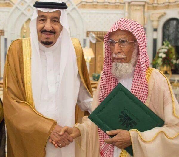 Zxa220's tweet photo. هل سمعت عن رحّالة سعودي زار أكثر من 160 دولة وكتب 250 كتاب؟ ✍️ 

رجل جمع بين الأدب والترحال والدعوة والتاريخ…

إنه الشيخ/ محمد بن ناصر العبودي – ابن بطوطة العصر 📜✨

خلونا نستذكر بعض من أبرز مقولاته ورحلاته 👏🏻 https://t.co/rzJmjLP2dJ