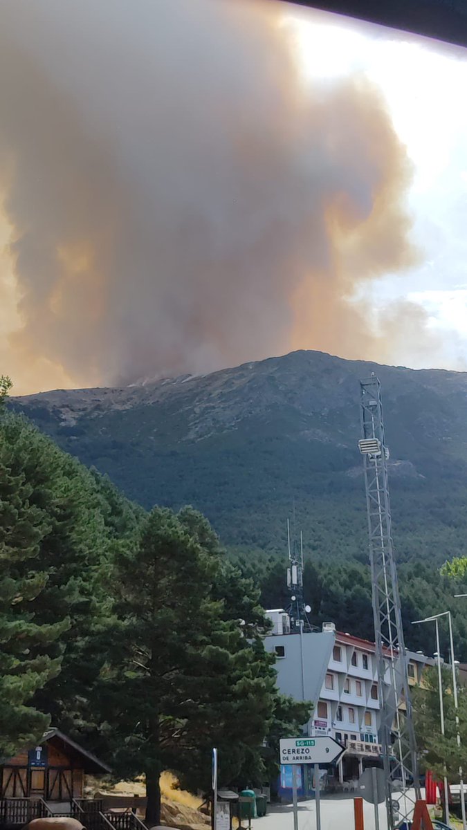 Así se veía hace unos momentos el #IFPeñalbaDeLaSierra se va a cumplir una semana de desastre en la gestión de este incendio, ayer subió a nivel 2 hoy ha entrado en CyL hoy han mandado más medios desde #INFOMA además de los 🚁 y algún 🚒 hoy se han mandado más medios terrestres.