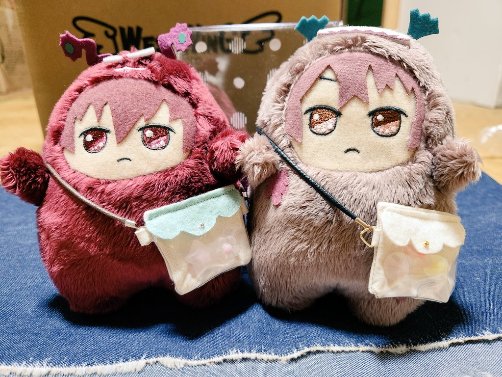 it_ai_tiger's tweet photo. 先日のトプステにてわらびさん(@omori_no_wa)からぬい用ポシェットをお迎えさせていただきました！モンちゃんにジャストフィットでかわいい〜！うちのモンちゃんはふたりだけど、お色のおかげで4人揃った気分🙏✨
どことなく誇らしげなモントマとモントラ…お出かけしようね…！ https://t.co/zVxwmP8Ozp