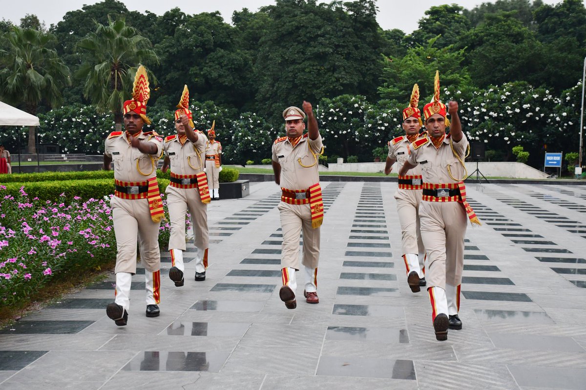 SSB_INDIA's tweet image. Saluting the Valour of Our Heroes 🇮🇳

Shri Malothu Ramulu Naik, #IPS, Inspector General, along with officers and jawans of the #SSB, paid a solemn tribute to the brave Police Martyrs by laying a wreath at the National Police Memorial (#NPM), Chanakyapuri, #NewDelhi.

The ceremony…