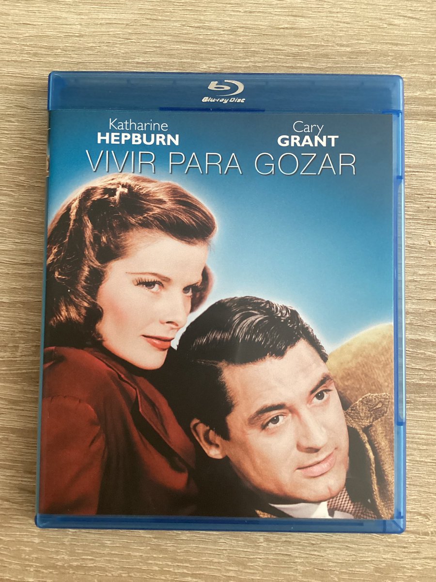 El mismo año de la gloriosa “La fiera de mi niña” la pareja Hepburn/Grant, con la dirección de George Cukor, protagonizaba otra obra maestra. A medio camino entre la comedia romántica y una Screwball Comedy y a la vez una sutil pero implacable crítica social.