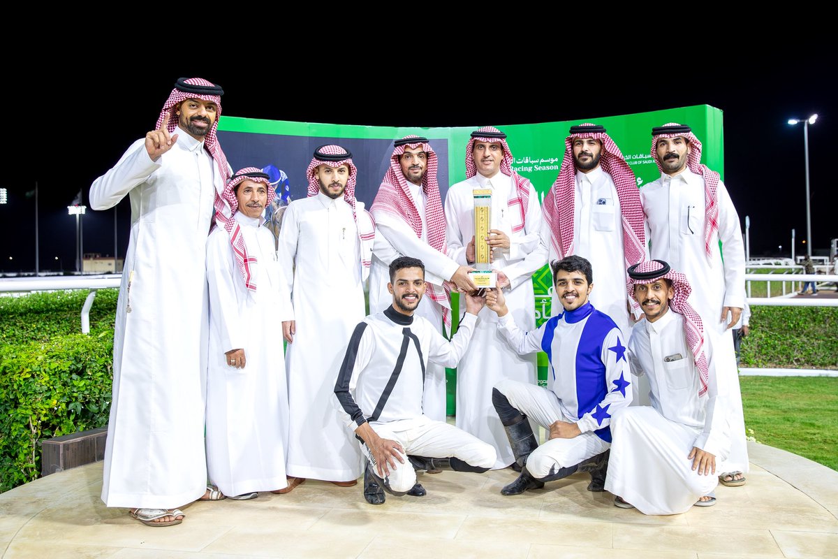 نادي سباقات الخيل (@frusiyaclub) on Twitter photo بطولة ميدان الملك خالد للخيل العربية الأصيلة 🏆
 
مساعد الرئيس التنفيذي لشؤون المراسم والتشريفات، الأستاذ خالد العشري، يسلّم الكأس للفائزين بالتحاذي
الفائز :  انجاد الخالديه & انوار 
المالك : ابناء الأمير خالد بن سلطان بن عبدالعزيز & ابناء هذال معجب سلامه المطيري
ألف مبروك 🤩 بطولة ميدان الملك خالد للخيل العربية الأصيلة 🏆
 
مساعد الرئيس التنفيذي لشؤون المراسم والتشريفات، الأستاذ خالد العشري، يسلّم الكأس للفائزين بالتحاذي
الفائز :  انجاد الخالديه & انوار 
المالك : ابناء الأمير خالد بن سلطان بن عبدالعزيز & ابناء هذال معجب سلامه المطيري
ألف مبروك 🤩