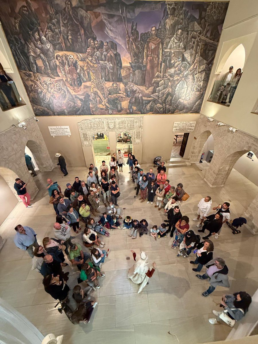 “Rodrigo Vs Ruderico” de Ronco Teatro sigue arrasando entre el público local y visitante después de muchos años representándose. 
Un vez más, nos acompañan en el comienzo de la #SemanaCidiana . 
Podéis recoger las invitaciones en la caseta de información del paseo del Espolón.