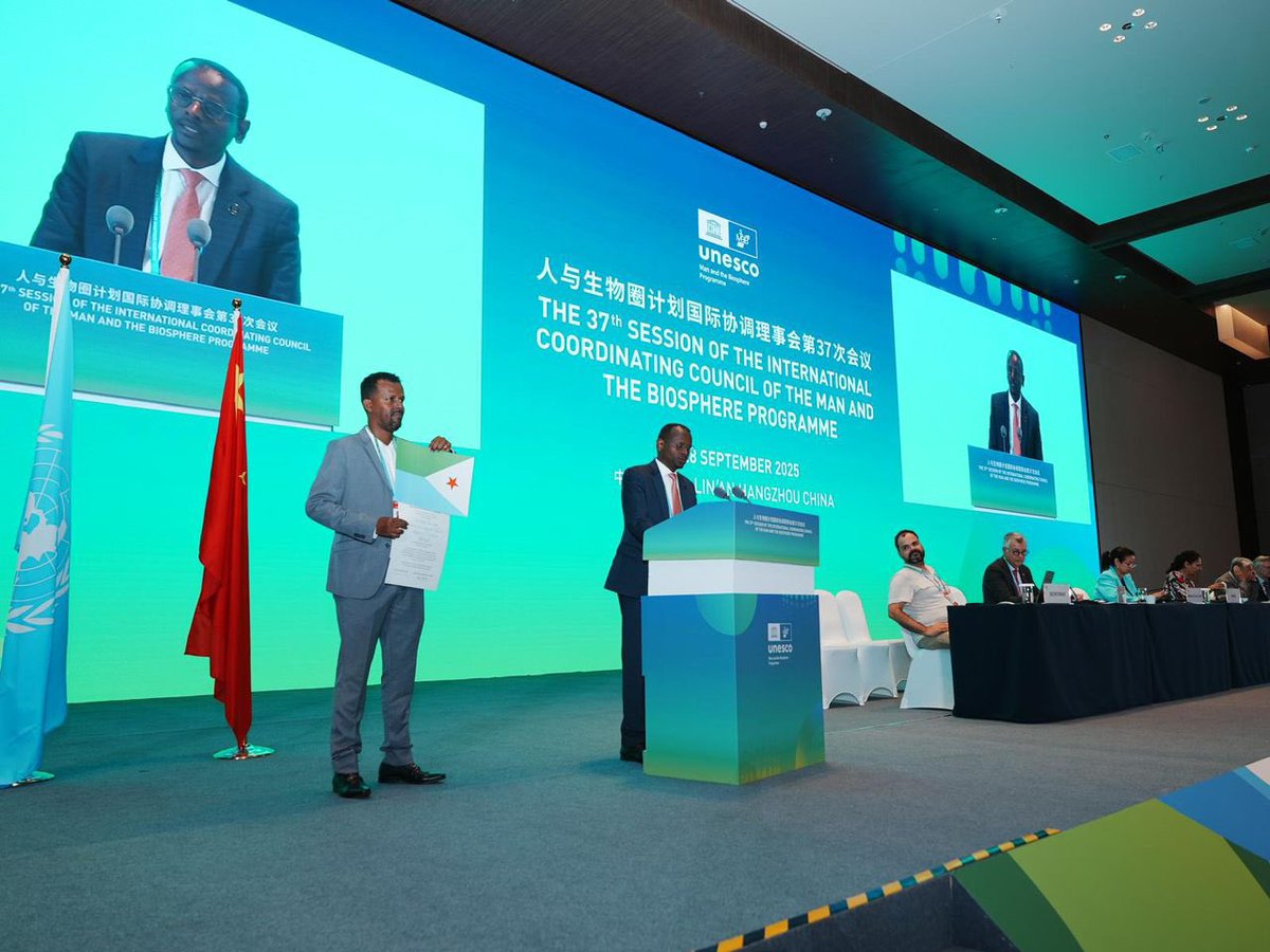 LiveDjib's tweet photo. Djibouti inscrit sa première Réserve de biosphère à l’@UNESCO 

#Djibouti a obtenu samedi sa toute première Réserve de biosphère de l’UNESCO avec l’inscription de l’archipel des îles des Sept Frères, de Ras Siyan, de Khor Angar et de Godoria, lors du 37e Conseil international de coordination du programme "L’Homme et la biosphère" (MAB), réuni à Hangzhou, en Chine.

Cette reconnaissance internationale vient consacrer la valeur écologique exceptionnelle de ces sites bordant la mer Rouge. Ils abritent une biodiversité rare, mêlant récifs coralliens, mangroves et zones humides, tout en constituant un espace de vie et de subsistance pour des communautés locales depuis des générations.

Avec cette décision, Djibouti rejoint le réseau mondial des réserves de biosphère de l’UNESCO, qui compte plus de 700 sites répartis dans 131 pays. Ce label distingue des territoires modèles conciliant protection de la nature, recherche scientifique et développement durable.

« C’est une fierté pour notre pays, mais aussi une responsabilité », a déclaré le ministre de l'Environnement Mohamed Abdoulkader Moussa Helem,, soulignant que la désignation ouvre des perspectives en matière de recherche, d’éducation environnementale et de valorisation touristique.

Pour Djibouti, pays de la Corne de l’Afrique fortement exposé aux effets du changement climatique, cette inscription s’inscrit dans une stratégie nationale qui vise à renforcer la résilience écologique tout en intégrant les besoins des populations riveraines.

La nouvelle Réserve de biosphère pourrait ainsi devenir un laboratoire régional de pratiques durables en mer Rouge, à la croisée d’enjeux environnementaux et géostratégiques.