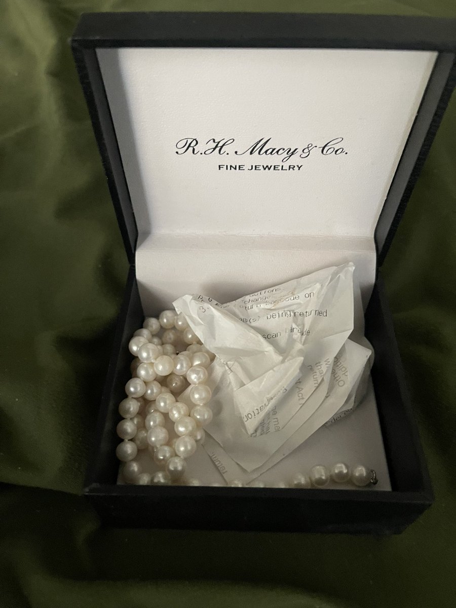 SikiraT's tweet image. i actually have pearls for this pearls and prosecco bridal shower but i have to find them so i might not wear any🥴- wow would u look at that! They’re exactly where i thought they would be lol😆; don’t u just love when u do something responsible😂 #organized only sometimes🥴