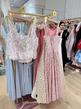 jkmd_KHJ's tweet image. The mix of white and blue looks just like the sky on a perfect day, with fluffy clouds floating by! ☁️💙 #SkyVibes