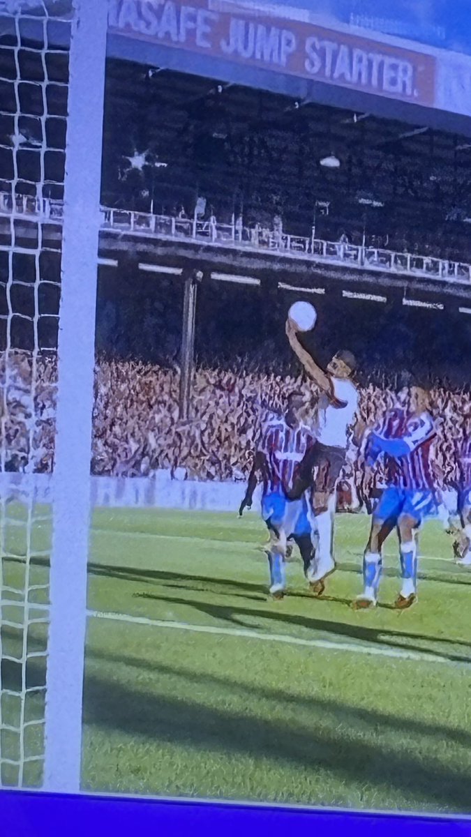 WatchedToffee's tweet photo. But Tarkowski’s arm was in an unnatural position. https://t.co/73srcH9gXQ