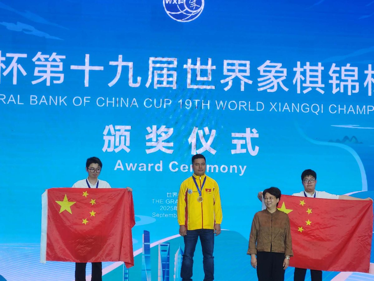 なお今大会は19回目にして史上初めてベトナム代表選手が優勝し世界チャンピオンになりました！(それまで18回は全て中国)
悲願の初優勝ということで、ベトナムシャンチー界は大盛りあがりになっています
歴史的な瞬間を現場で観ることができ感動しました！

真ん中が優勝のベトナムLaily選手