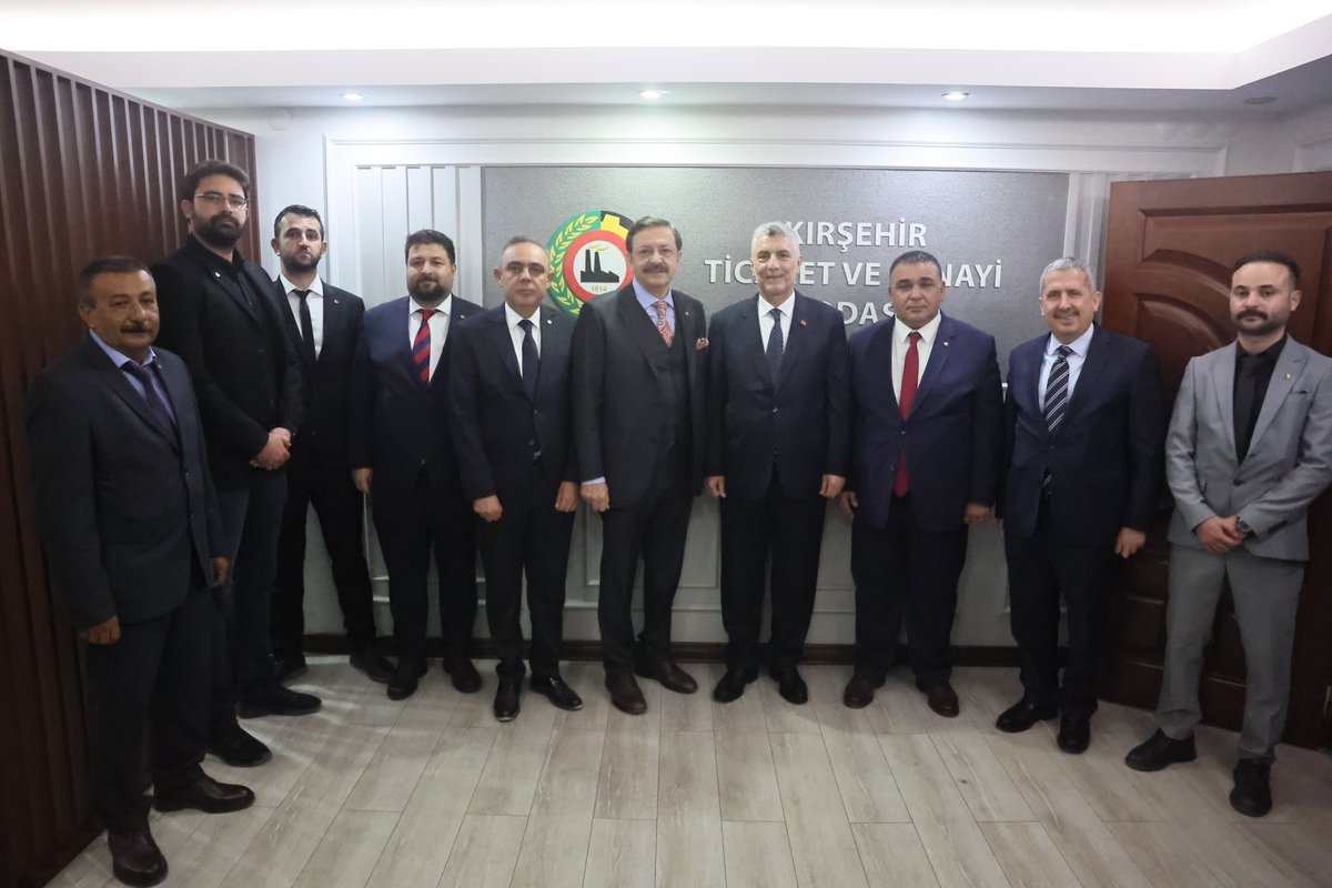 RHisarciklioglu's tweet photo. Ticaret Bakanımız Sayın @omerbolatTR ile birlikte Kırşehir Ticaret ve Sanayi Odası’nı ziyaret ederek meclis üyelerimizle bir araya geldik. https://t.co/eq6R44mW1I