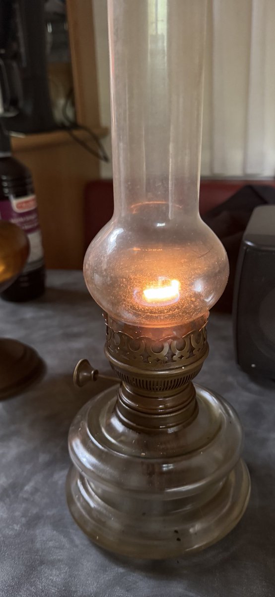 miesie035's tweet photo. Een petroleumlamp aangestoken in de caravan.
De geur brengt weer zoveel herinneringen naarboven van toen we nog kampeerden met een tent.
Later in een (door mijn vader helemaal zelf gebouwde) stacaravan.
#misze #sentiment #campingleven ❤️❤️ https://t.co/VqdkEA4EF4
