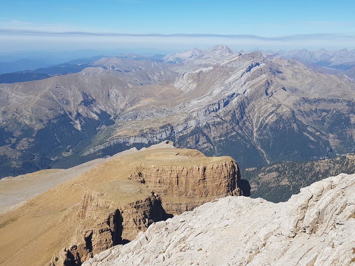 AlfonsoRiosV's tweet photo. Un lujazo en dos semanas poder dejarse caer por #Pirineos . Y además para subir la #Collarada , que le tenía muchas ganas. https://t.co/AgO9G0sVPc