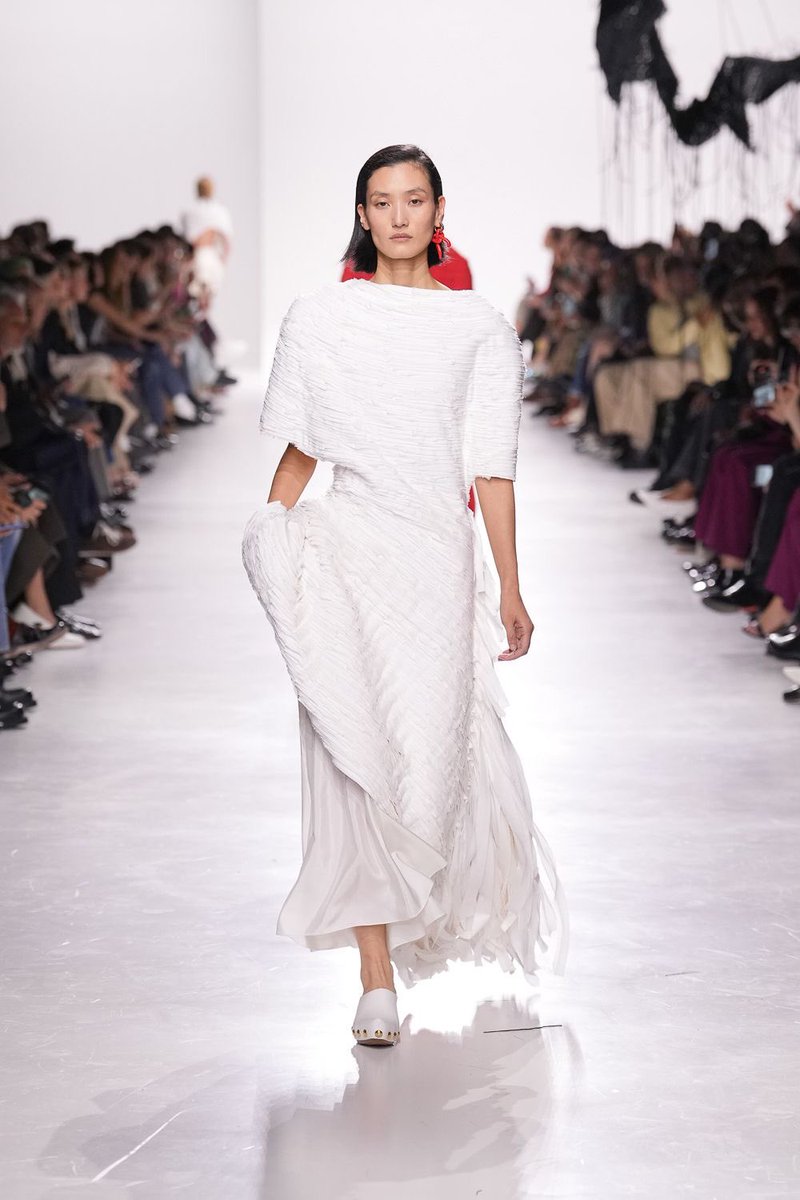 Like this is such a chic woman. 

[Bottega Veneta SS26’]