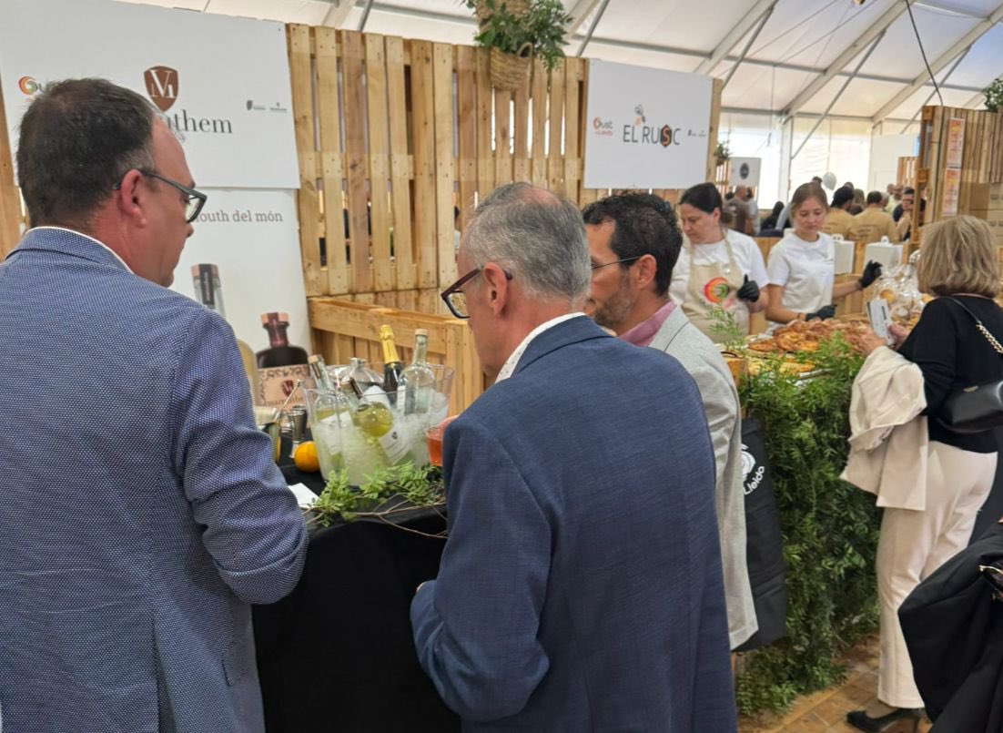 impulsemlleida's tweet photo. Avui alcaldes i regidors d’#ImpulsemLleida hem estat presents en la inaguració de #MOS, la nova fira gastronòmica de #SantMiquel 🫑🍐
Cal aprofitar qualsevol oportunitat per reforçar l’orgull a la nostra terra i promocionar els nostres productes locals, de qualitat excel·lent https://t.co/AP8Rph1Kul