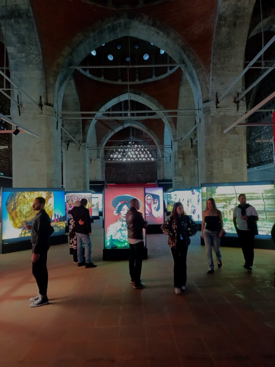 Un honor haber sido invitado por <a href="/Gio_Jaspersen/">Giovana Jaspersen</a> del <a href="/museofranzmayer/">Museo Franz Mayer</a> a la fantástica retrospectiva del gran fotógrafo <a href="/SteveMcCurryExp/">Expo Steve McCurry</a> , brillantemente curada por Anne Morin, presentada en el impresionante Tophane de Estambul. ¡Será un éxito en México!