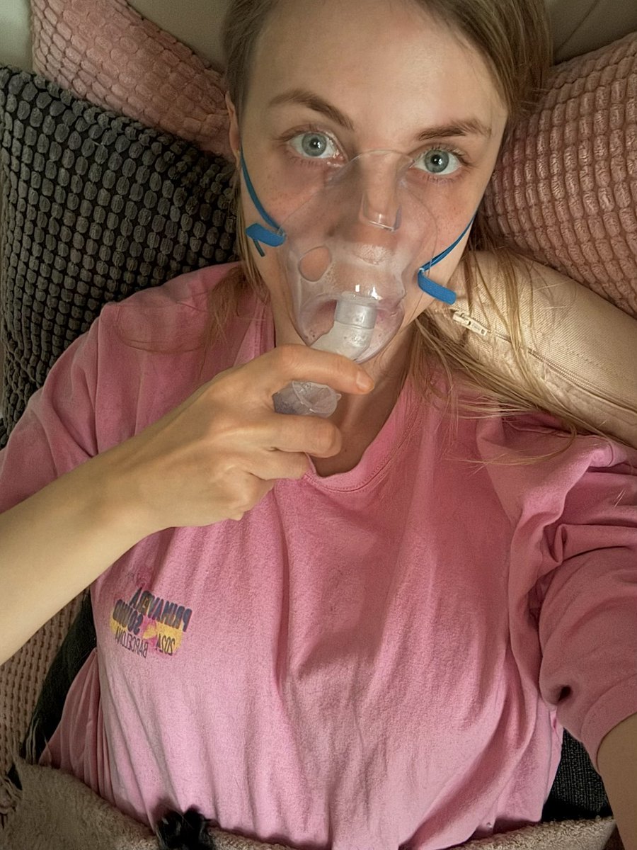 Так хочу гулять по осеннему парку в своем кожаном плаще, пить кофе и пинать листочки, но лежу дома уже 5й день, задыхаясь от кашля.
Очень надеюсь, что скоро оживу....