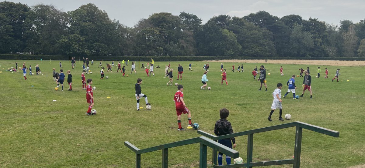 A field full of kids.           Just look at the numbers below, 95 boys/girls across both our free coaching sessions this morning at Calderstones Park. These sessions don’t go ahead without the help/support of are amazing coaches young/old #Freefootball ⁦<a href="/JagotaRavinder/">FREE FOOTY COACHING</a>⁩