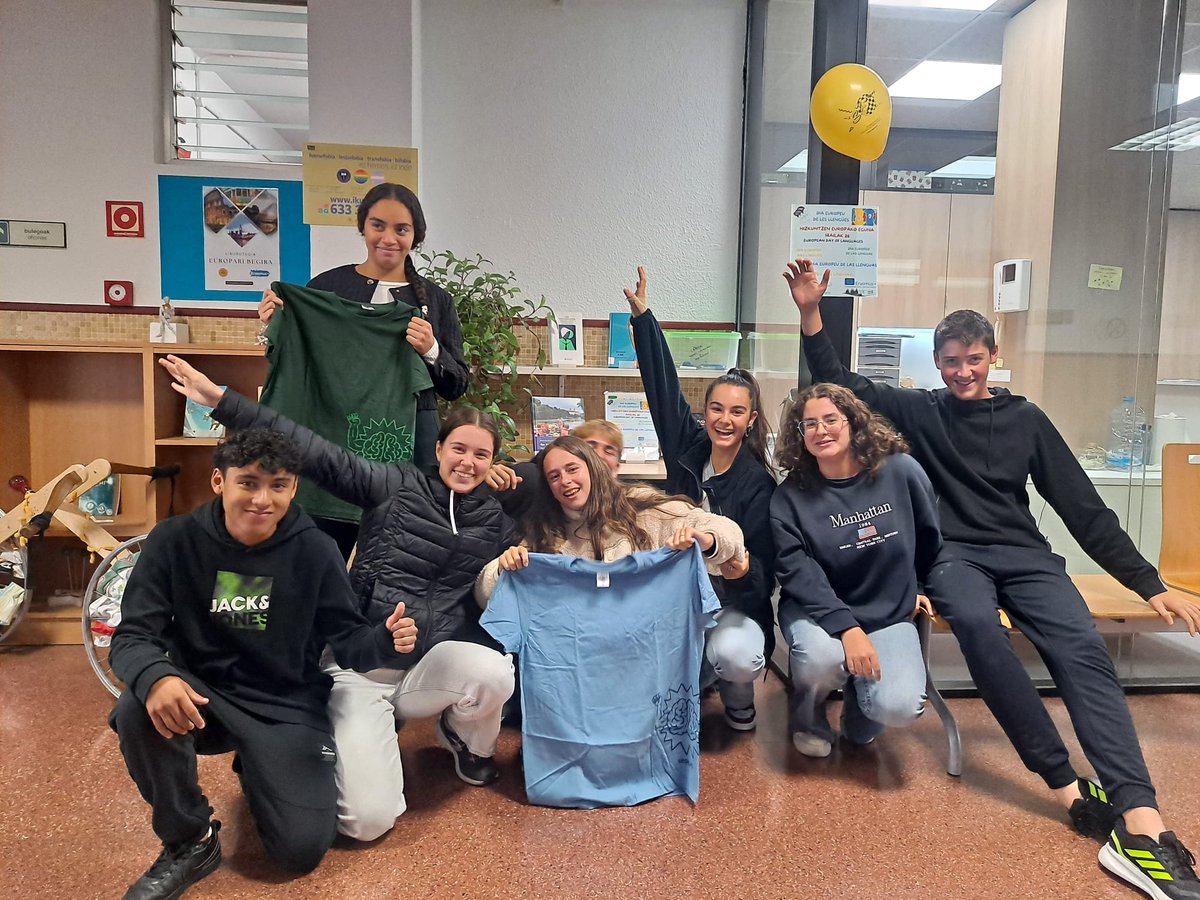 Las ganadoras del concurso con sus camisetas!! Y sus compañer@s de 1° de Bachillerato. Bravo!! 👏 #ErasmusPlus #EuropeanDayOfLanguages
<a href="/HerranmusPlus/">IES LOS HERRAN - ERASMUS +</a> <a href="/vitoriagasteiz/">Vitoria-Gasteiz!</a> <a href="/Erasmus_Project/">Erasmus+ Projects</a>  <a href="/sepiegob/">SEPIE</a> <a href="/MacHerran/">MacHerran</a> <a href="/EUErasmusPlus/">Erasmus+</a> <a href="/bn_europa/">BN Europa</a>