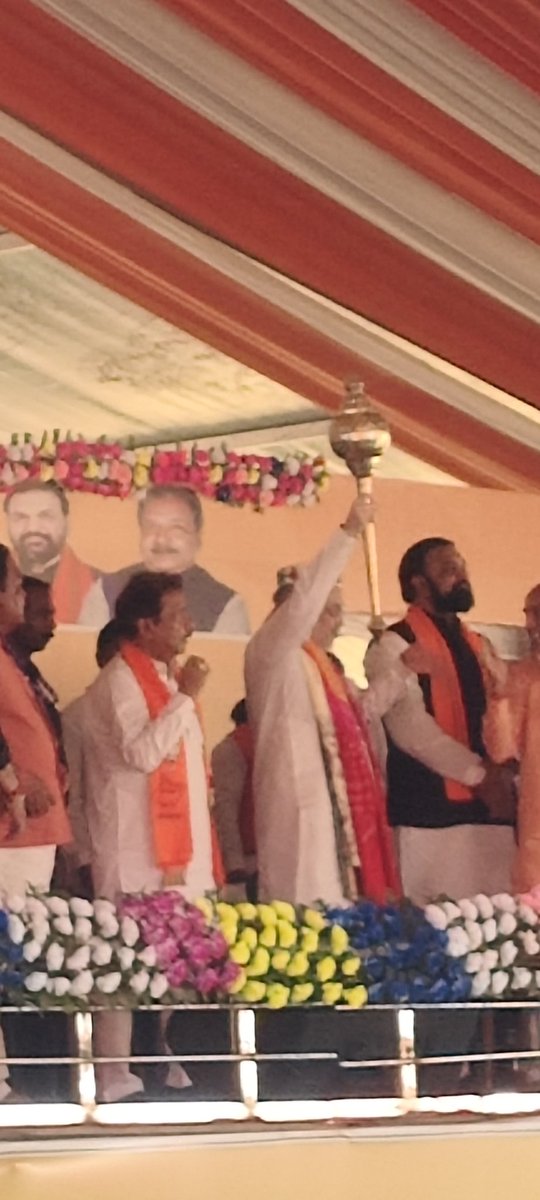 umesh78kumar's tweet image. देश की राजनीति के कुशल रणनीतिकार, निर्णायक नेतृत्व के धनी  भारत के गृह एवं सहकारिता मंत्री आदरणीय श्री अमित शाह जी के साथ  क्षेत्रीय बैठक फारबिसगंज में सम्मिलित होने का सौभाग्य प्राप्त हुआ, आपके विज़न और दिशा में संगठन नई ऊर्जा और प्रतिबद्धता के साथ आगे बढ़ रहा है।

#AmitShah