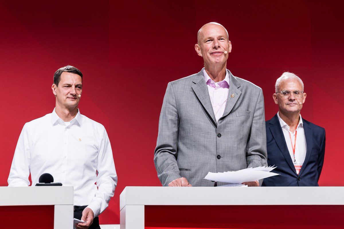 Der 1. FC Köln hat einen neuen Vorstand. Bei der Mitgliederversammlung 2025 wurden Jörn Stobbe als Präsident und Dr. Jörg Alvermann sowie Prof. Dr. Ulf Sobek als Vizepräsidenten zum neuen Präsidium des 1. Fußball-Club Köln 01/07 e.V. gewählt.

#effzeh #MV25