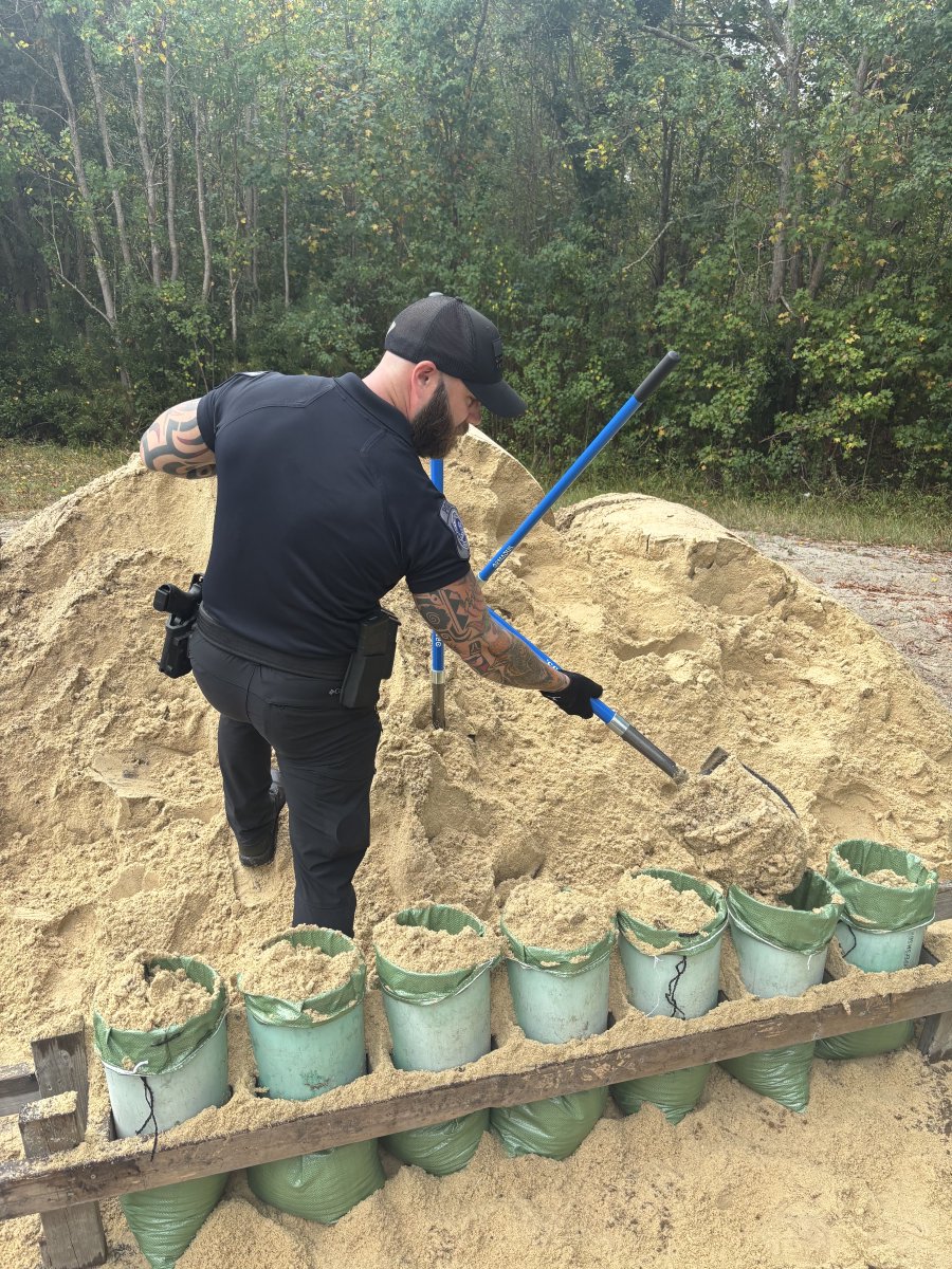 This morning Officers stopped by the sandbag filling station at 1710 Freeman Dr. to help neighbors prepare for possible heavy rain. Sand and bags are available free for residents—take what you need to protect your home. 💙