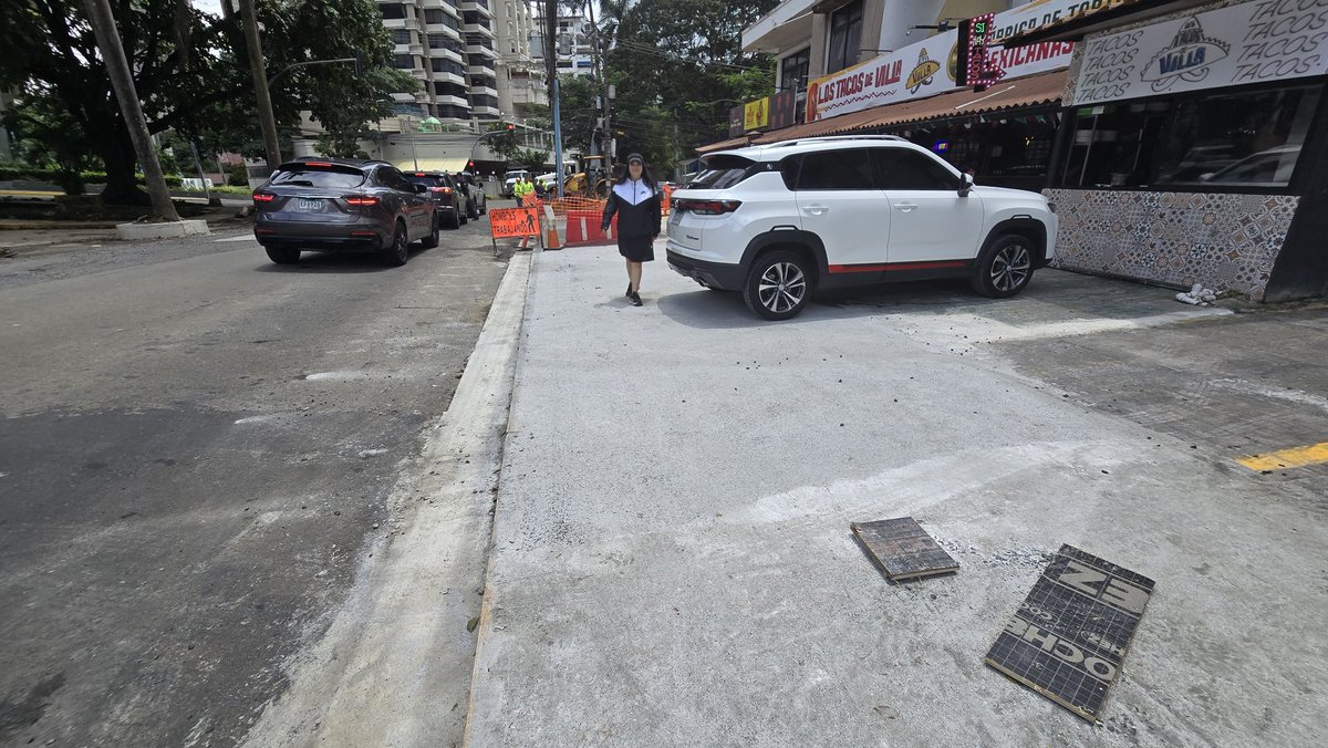 jildoman's tweet photo. El derecho a caminar en Panamá no se hace respetar. Somos incapaces de encontrar soluciones para el bienestar de todos. Reconstruyendo aceras al mismo nivel de calle para que los comercios tengan estacionamiento a costa de la acera del peatón @MOPPma @Mayer @CesarKiamco https://t.co/cIgsSNIRdQ
