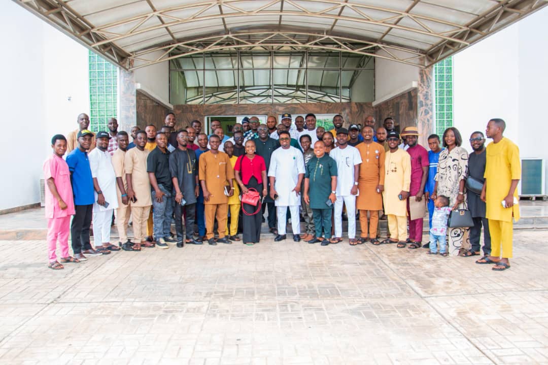 BenuePatriotic9's tweet photo. BREAKING: Benue CPS @kula_tersoo Unveils Unified Media Framework for Gov Alia's Support Groups. All media groups bearing Gov Alia's name disbanded. New framework to enhance communication efficiency &amp; project governor's vision. #GovAlia #BenueState #MediaReform https://t.co/CYkrYn88PF