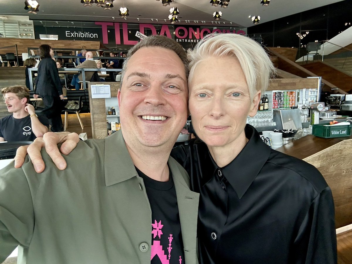 Visi zina, ka Tilda Svintone ir forša. Taču izrādās, ka reālajā dzīvē viņa ir vēl foršāka. Kinomuzejā “Eye” Amsterdamā ir atklāta viņai veltītā izstāde “Ongoing”, un Tilda tajā ļoti bieži būs sastopama klātienē performancēs un sarunās ar režisoriem un saviem sadarbības partneriem