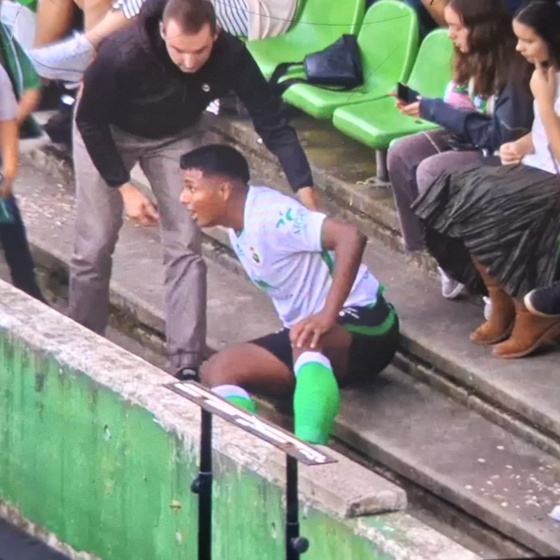 esto es de traca, a jeremy se le han hinchado las pelotas con los centros de mantilla y se acaba de sentar en la grada para ver el resto del partido desde ahí
