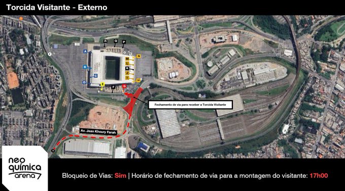 A satellite map of Neo Química Arena with marked routes for visitors. Red and yellow lines indicate pathways, including a red line labeled "Acesso Visitante - Extremo." Text overlays show "Flamengo Visitante - Extremo" and "Bloco de Vis: Sim - Horário de fechamento para montagem visitante: 17h00."