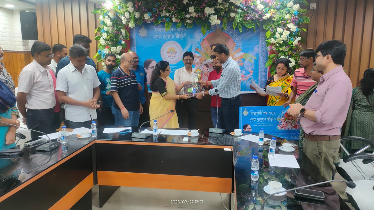 পশ্চিম  বর্ধমান জেলা তথ্য ও সংস্কৃতি দপ্তর এর ব্যবস্থাপনায় আজ বিশ্ববাংলা শারদ সম্মান ২০২৫ পুরস্কার বিতরনী অনুষ্ঠানে উপস্থিত ছিলেন পশ্চিম  বর্ধমানের মাননীয় জেলা শাসক, অতিঃ জেলা শাসক (সাঃ), অতি জেলা শাসক (উঃ), মহকুমা শাসক (সদর)  আসানসোলের আড্ডা সভাকক্ষে । #EgiyeBangla