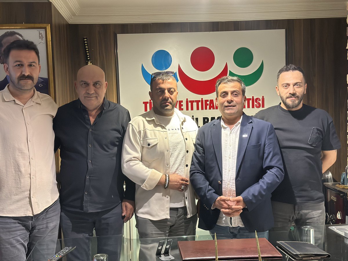 ⸻

Bafra İlçe Başkanımız Hakan Şimşek, İlkadım İlçe Başkanımız Selçuk Sezgin, Canik İlçe Başkanımız İbrahim Gül ve Teşkilat Başkanımız Halis Karataş ile birlikte verimli bir istişare toplantısı gerçekleştirdik.
İlçelerimizle ilgili değerlendirmeler yaparak fikir alışverişinde