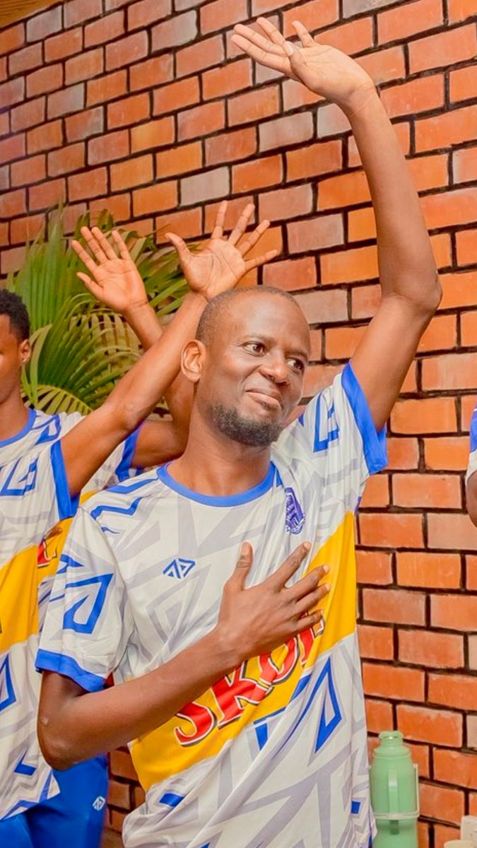 Ubushize narababwiye mwa Bafana ba Gasenyi 💙🤍 mwe ngo uyu musaza yajyiye muri menopause 😂 munyita umusazi ariko namwe ngira ngo murabyiboneye 😂😂😂