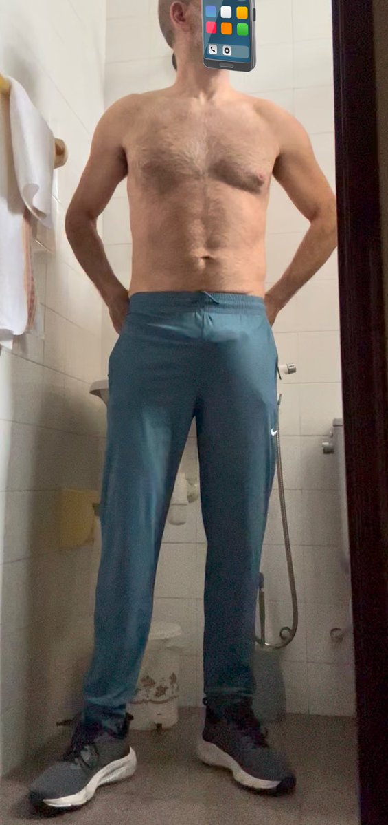 A gente até tem a boa vontade de ir treinar, mas a calça não ajuda.😏  preciso de uma #cueca mais grossa #bulge #paumarcando #cueca #underwear