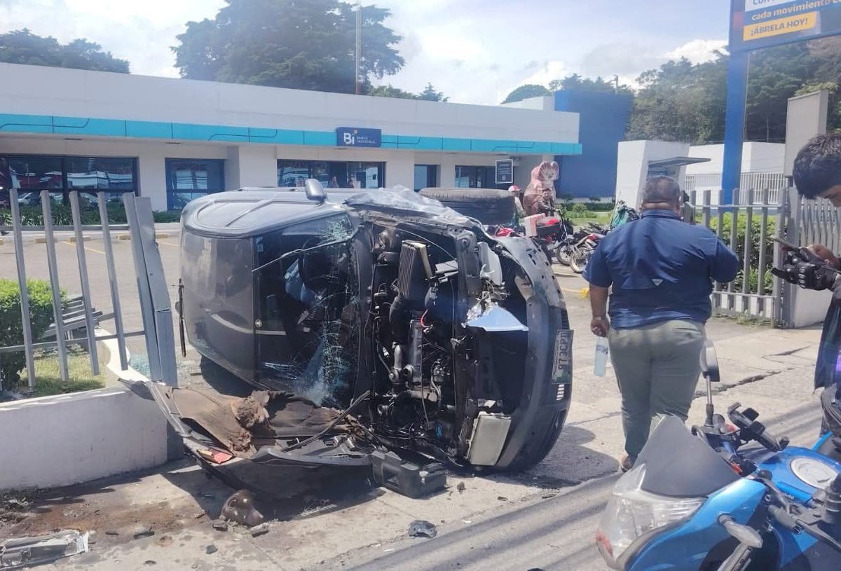 Vehículo volcó en kilómetro 13.5 de Carretera a El Salvador, quedando en ingreso de Plaza Express. 

Fue movilizado y no obstruye circulación, informa PMT de Santa Catarina Pinula.