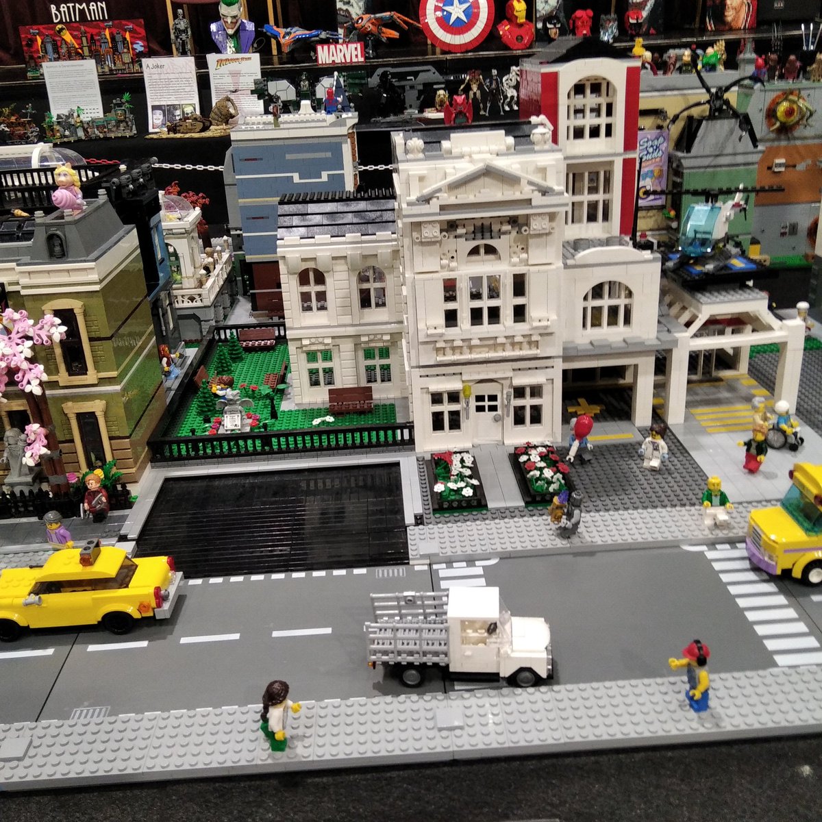 any54's tweet image. Kb. a Karnevál óta nem nagyon voltunk bármilyen "megnéznivalón".Mára kettő is jutott.Az első egy lego-kiállítás volt.Sok érdekeset láttunk,pl. Johnny Depp,Harry Potter,Taj Mahal,városrészek, Gyűrűk ura,Csillagok háborúja, Eiffel torony...