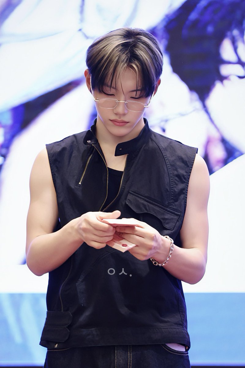 내 돈을 이렇게 좋아하는데 마라탕만 사주는 서경배 ㅋㅋㅋㅋ

#서경배 #SEOKYOUNGBAE 
#CLOSEYOUREYES #클로즈유어아이즈
#CYE #클유아