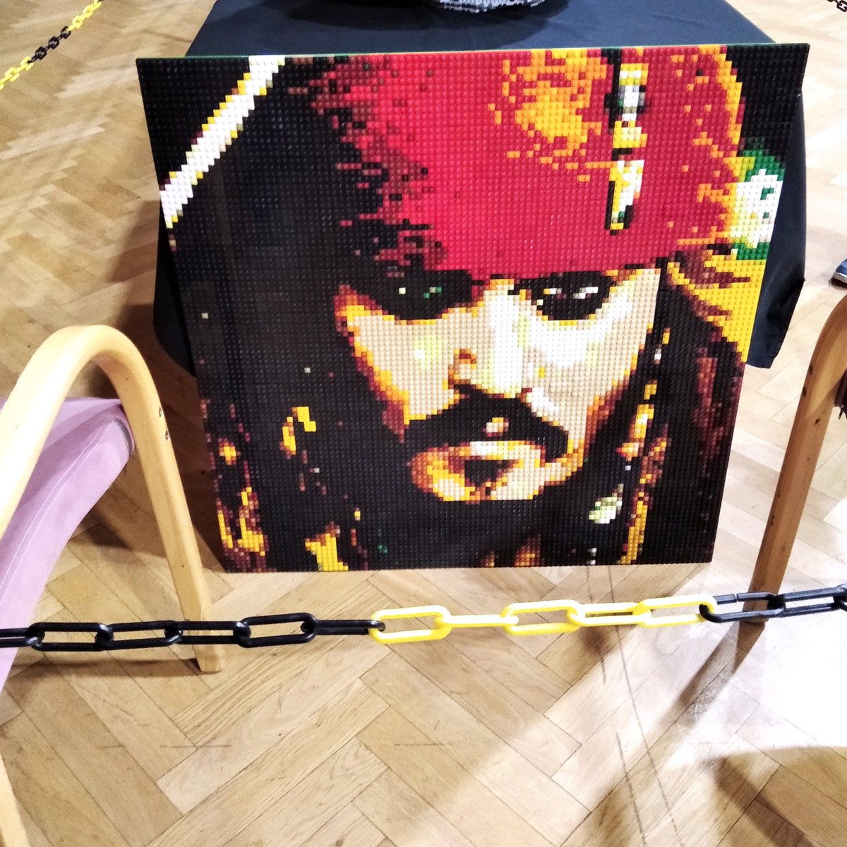 any54's tweet image. Kb. a Karnevál óta nem nagyon voltunk bármilyen "megnéznivalón".Mára kettő is jutott.Az első egy lego-kiállítás volt.Sok érdekeset láttunk,pl. Johnny Depp,Harry Potter,Taj Mahal,városrészek, Gyűrűk ura,Csillagok háborúja, Eiffel torony...