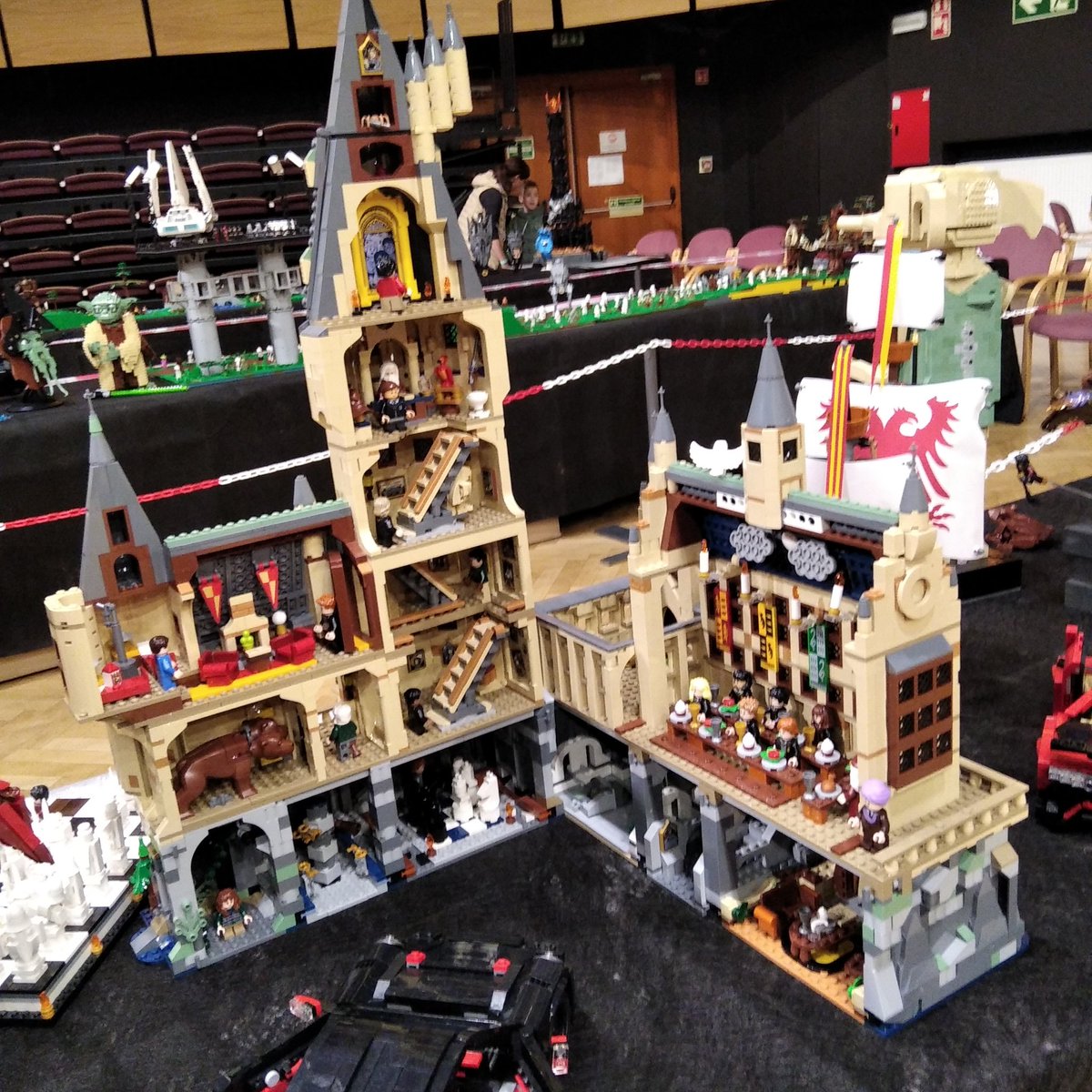 any54's tweet image. Kb. a Karnevál óta nem nagyon voltunk bármilyen "megnéznivalón".Mára kettő is jutott.Az első egy lego-kiállítás volt.Sok érdekeset láttunk,pl. Johnny Depp,Harry Potter,Taj Mahal,városrészek, Gyűrűk ura,Csillagok háborúja, Eiffel torony...